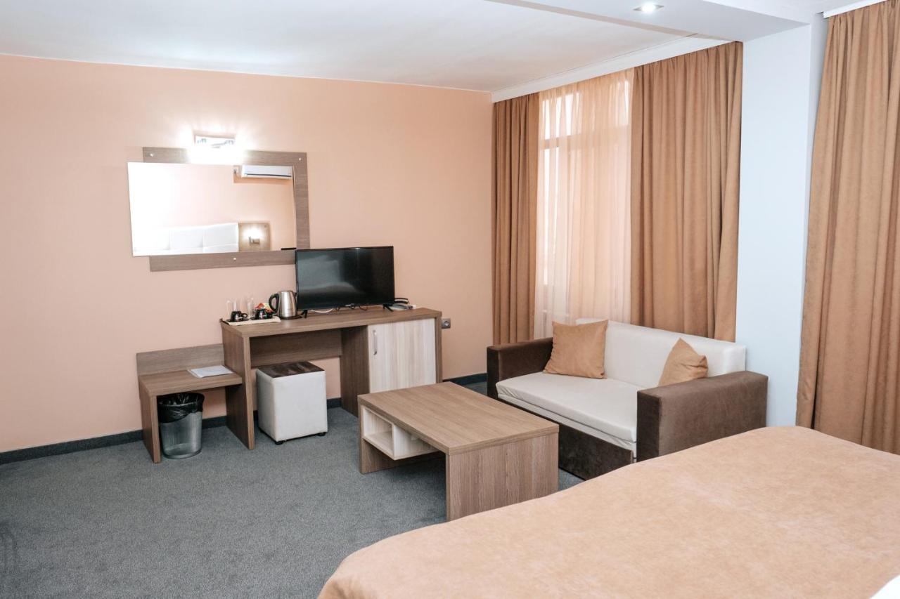 Hotel Tundzha - Renovated! Yambol Bagian luar foto