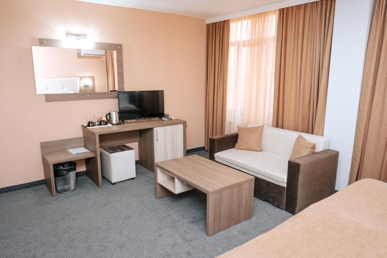 Hotel Tundzha - Renovated! Yambol Bagian luar foto
