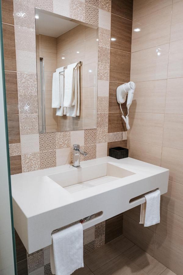 Hotel Tundzha - Renovated! Yambol Bagian luar foto